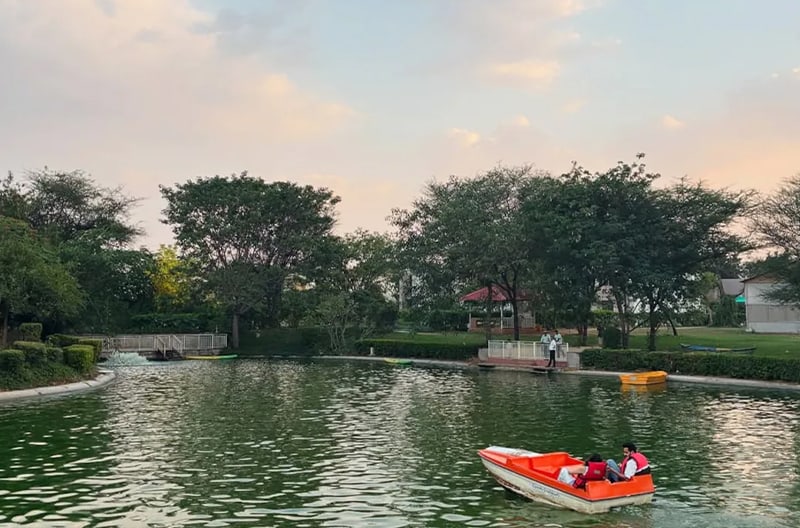 Leisure boating and canoeing experiences