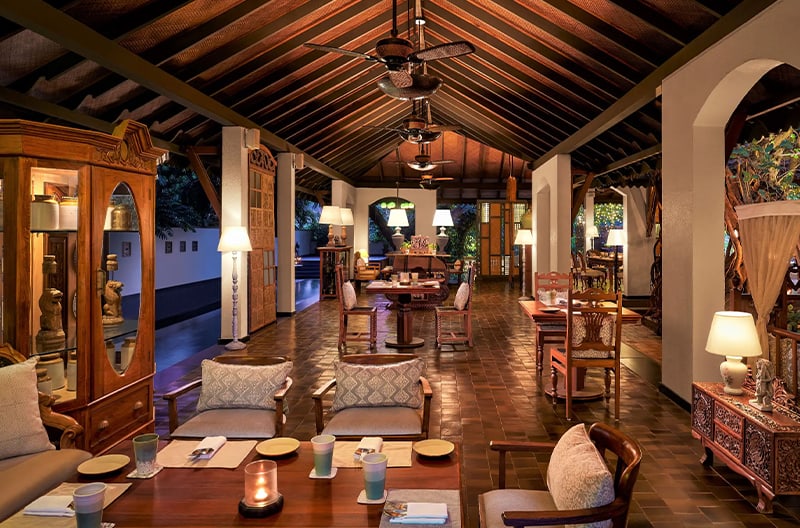 5 distinct diners with poolside views