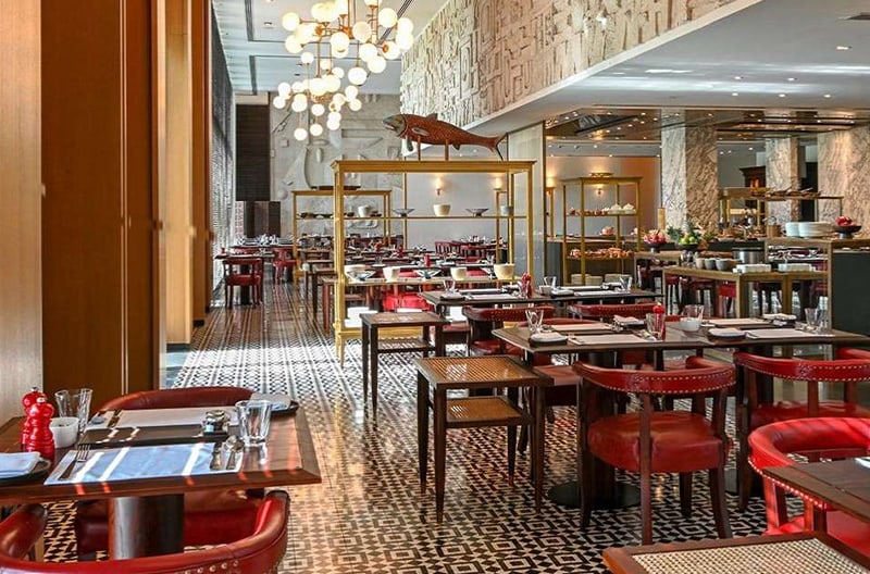4+ restaurants and bars onsite