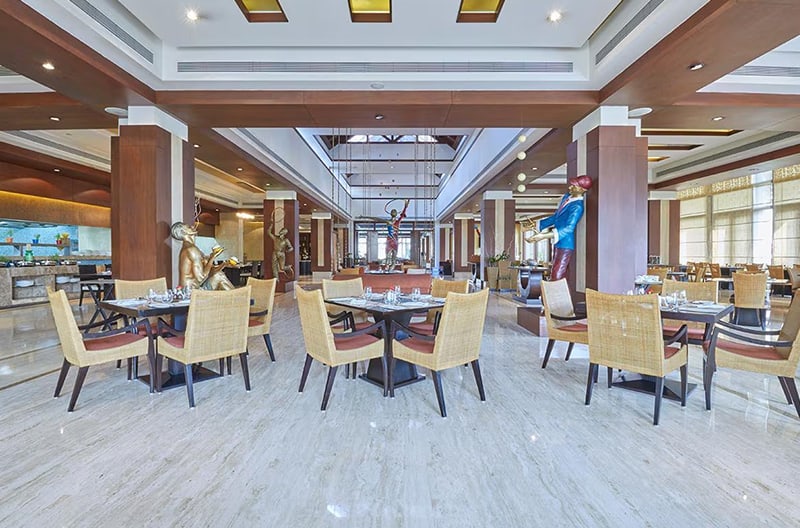 6+ restaurants and bars onsite