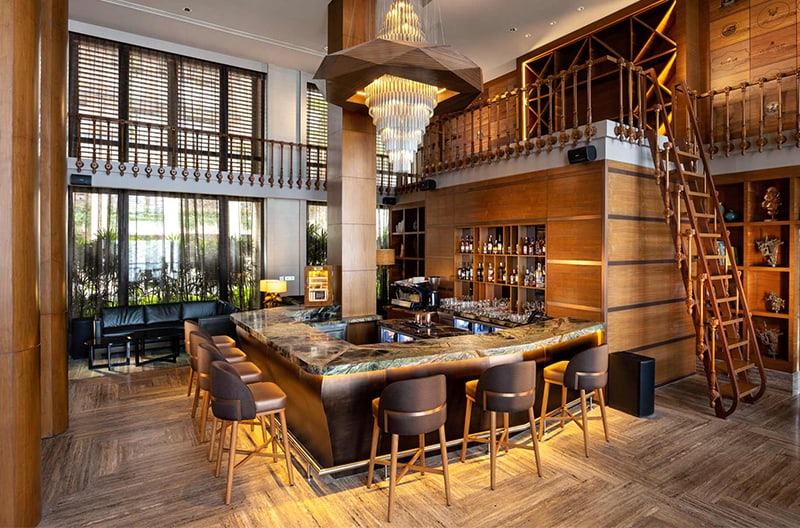 4+ restaurants and bars onsite