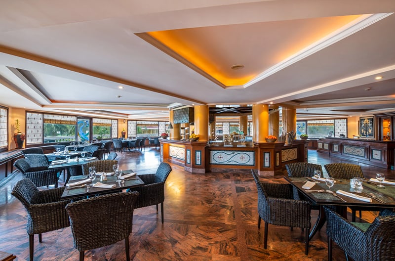 6+ restaurants and bars onsite