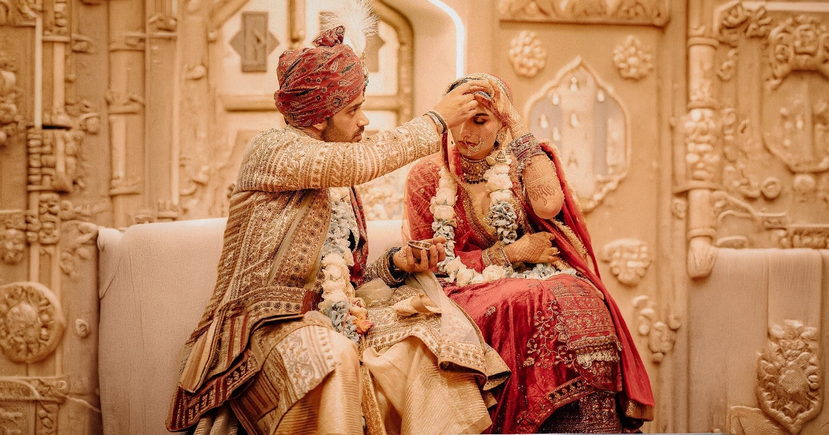 Traditional and destination wedding comparison reference