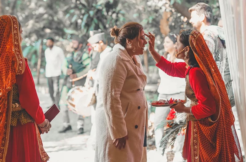 Regal welcome with royal traditions