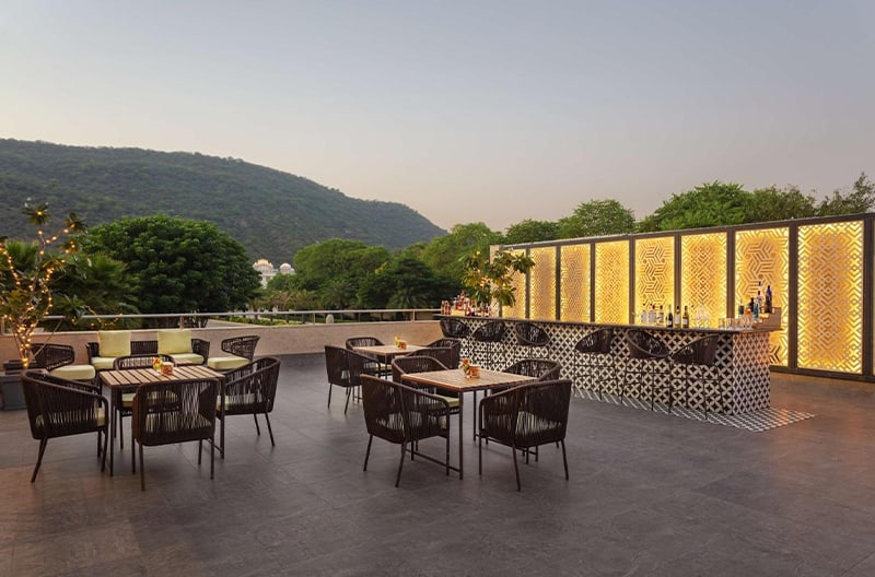4+ restaurants and bars onsite