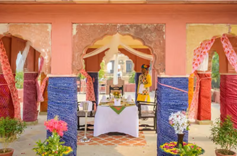 Intimate royal feasts for couples