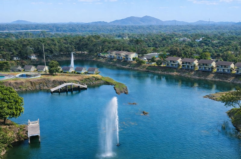 Lakeside starlit dining escapes