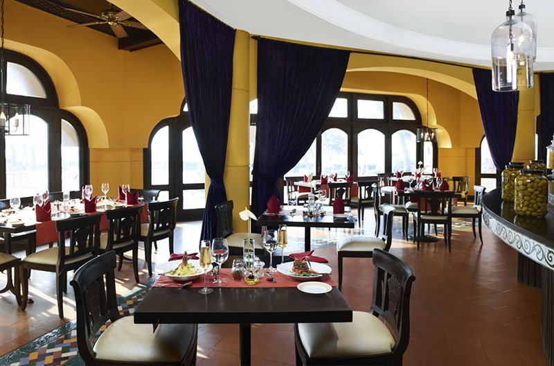 5+ restaurants and bars onsite