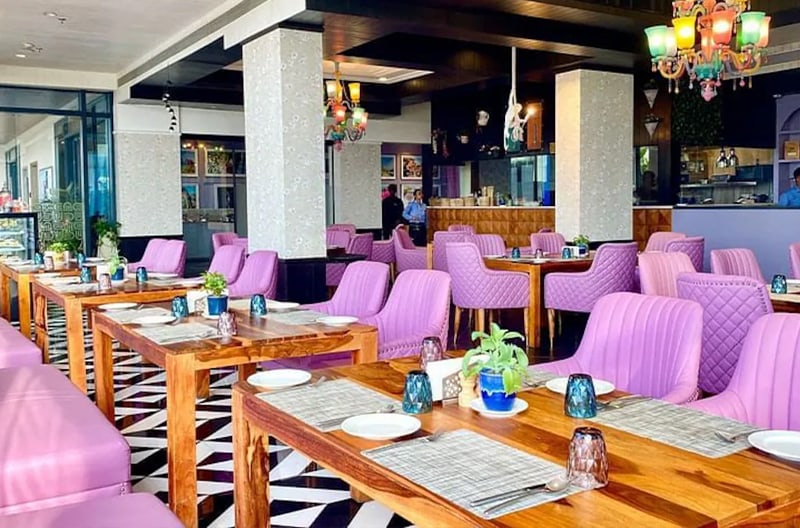 3+ restaurants and bars onsite