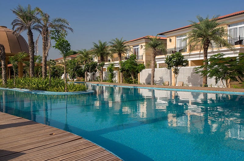 Infinity pool and garden leisure moments