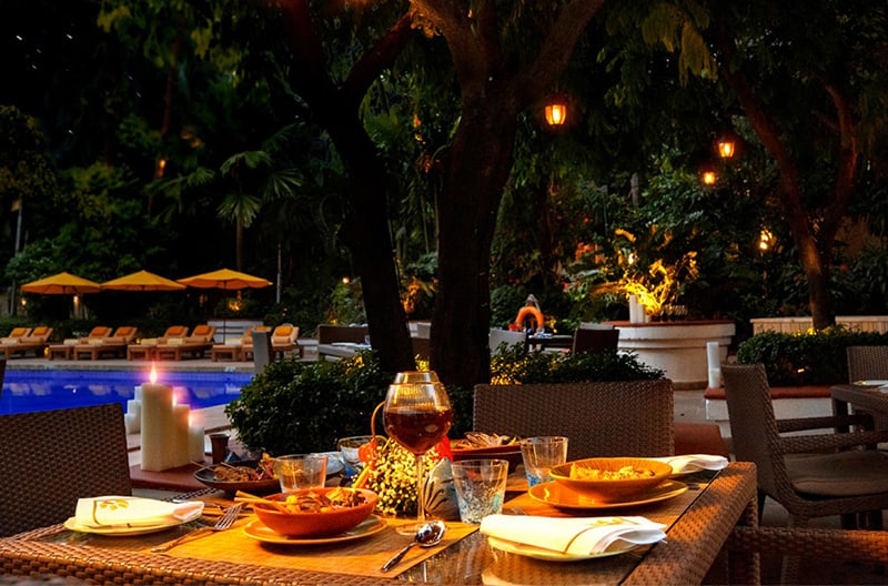 Dedicated specialists for décor, catering, photography and guest coordination