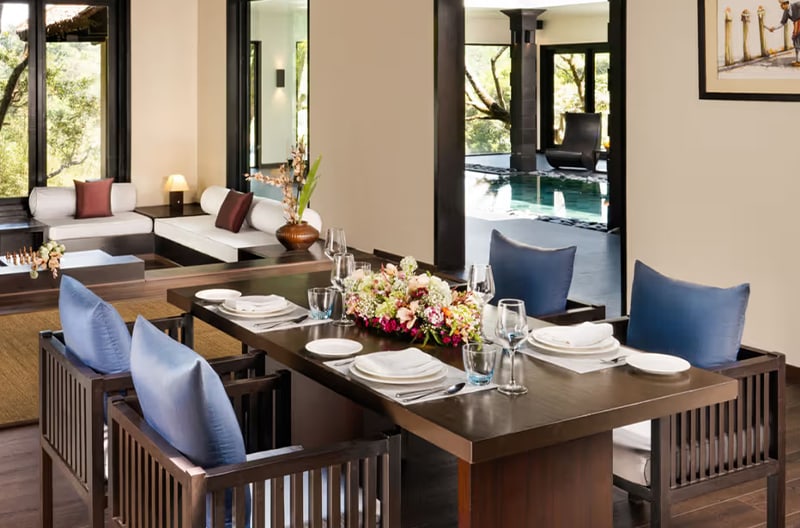 5+ restaurants and bars onsite