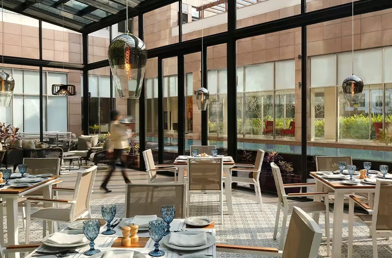 6+ onsite restaurants and bars