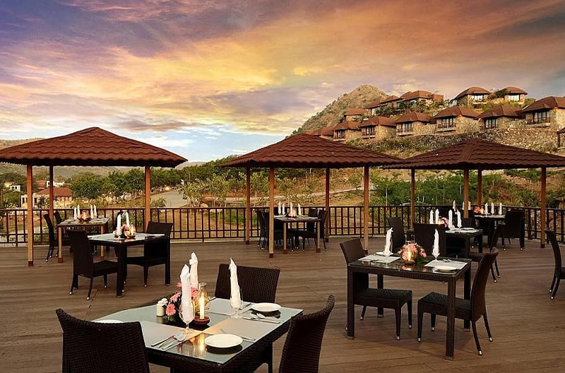 4+ restaurants and bars onsite