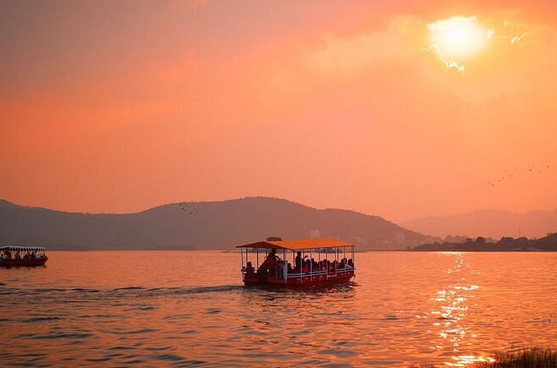 2.	Sunset boat rides and intimate dinners