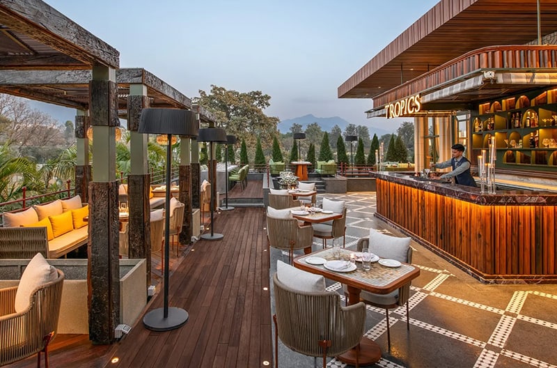 4+ restaurants and bars onsite
