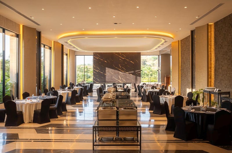 5+ restaurants and bars onsite