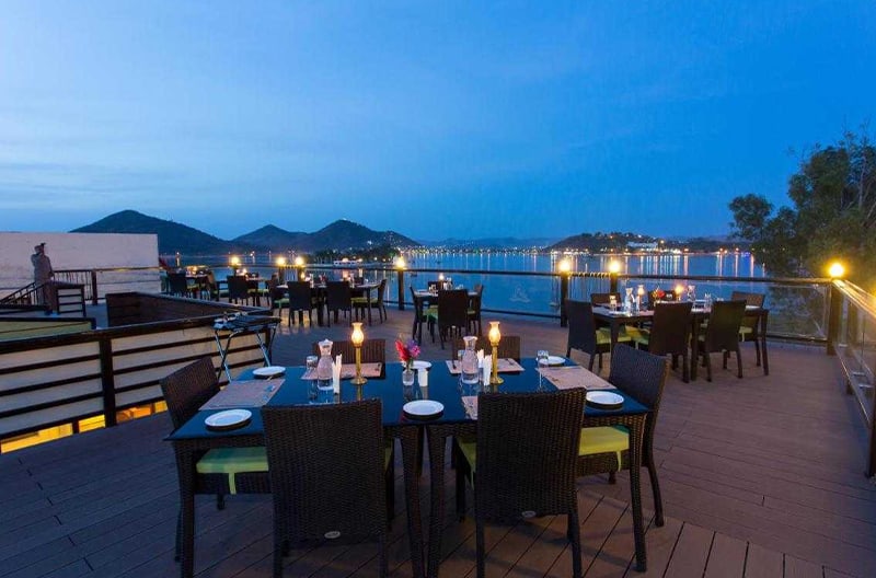 Lakeshore rooms with a complimentary breakfast