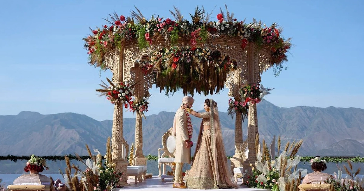 Traditional and destination wedding comparison reference