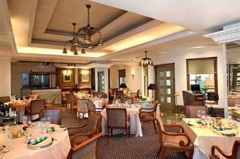 4+ dining venues onsite