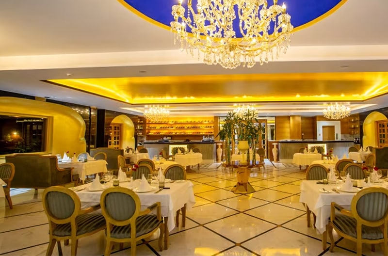 4+ restaurants and bars onsite