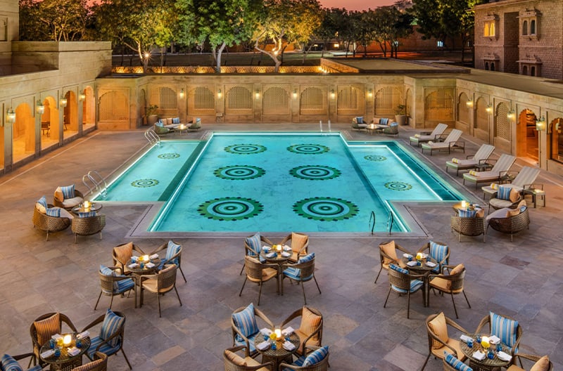 Intimate meals amid desert horizons