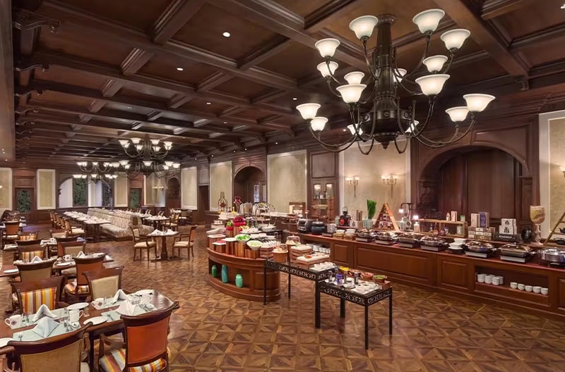 3+ restaurants and bars onsite