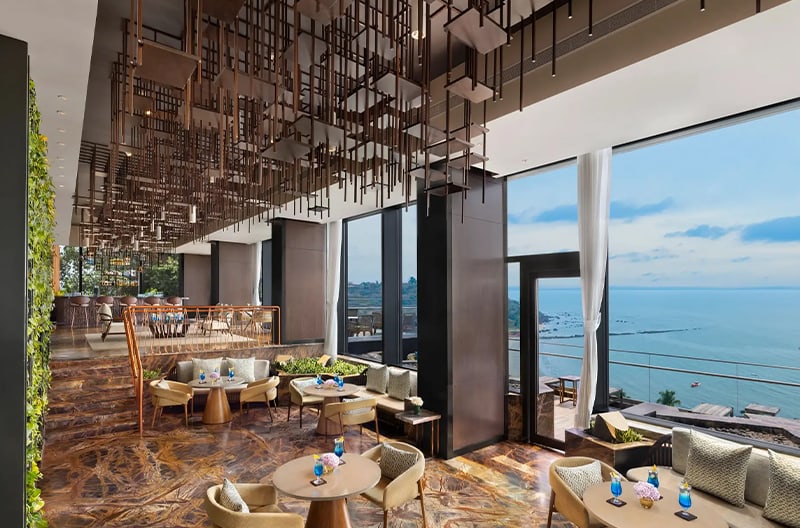 4+ restaurants and bars onsite