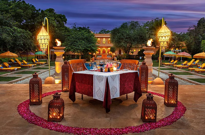 Intimate poolside royal dining