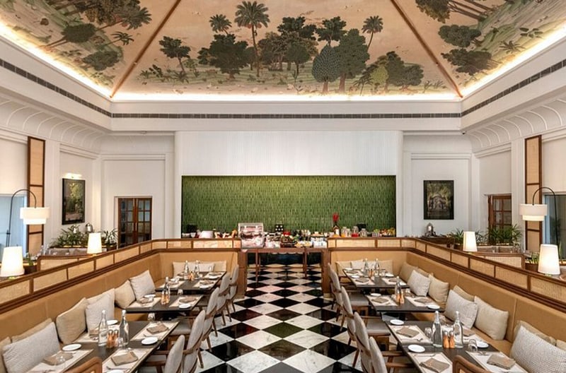 4+ restaurants and bars onsite
