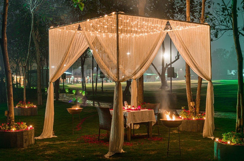 Private cabana-style romantic dining