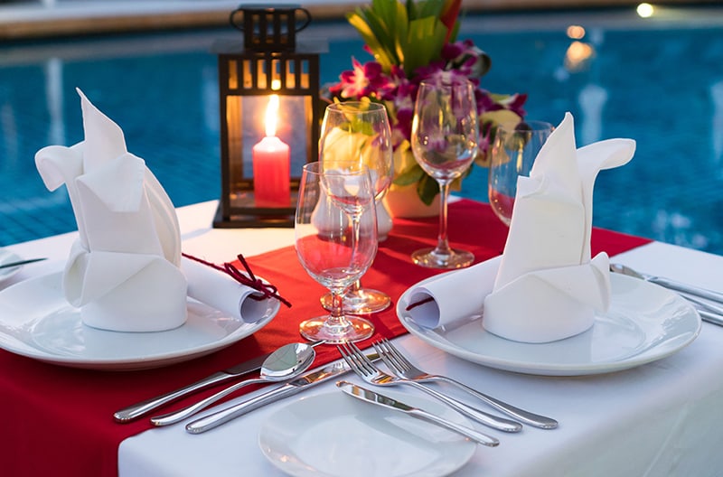 Poolside romantic dining experience