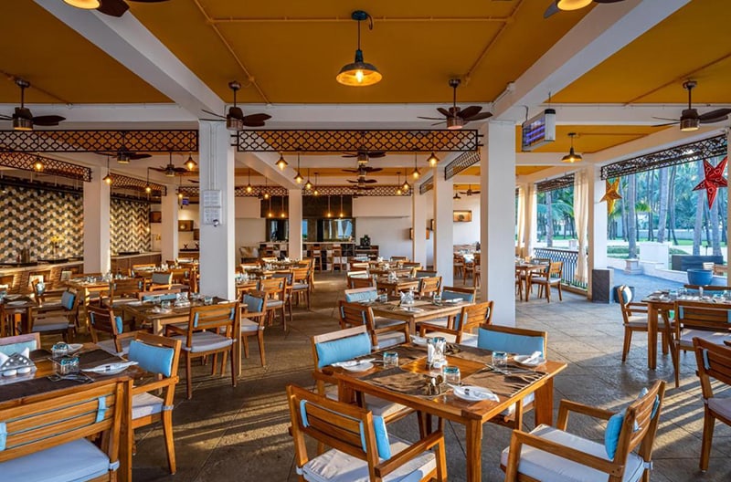 2+ dining venues onsite
