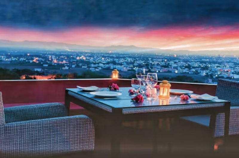 2+ dining venues onsite