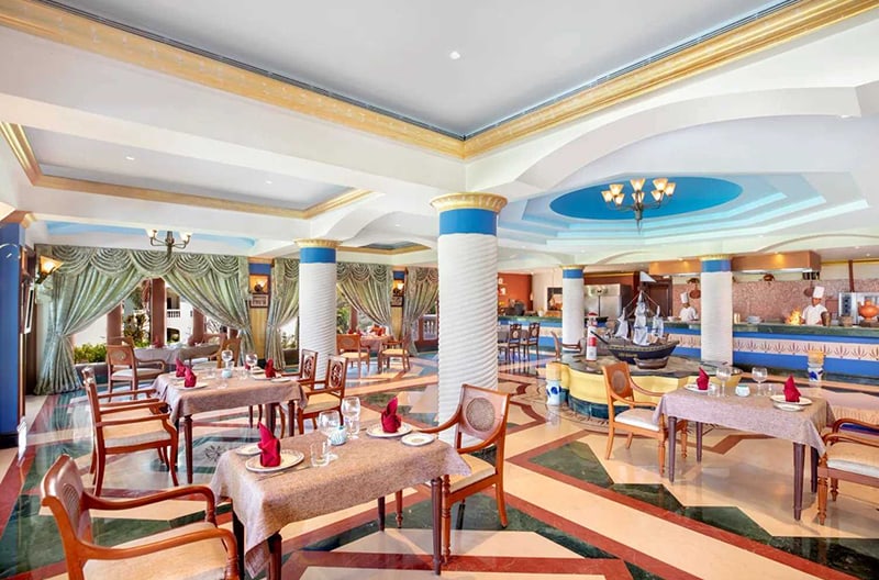 4+ restaurants and bars onsite