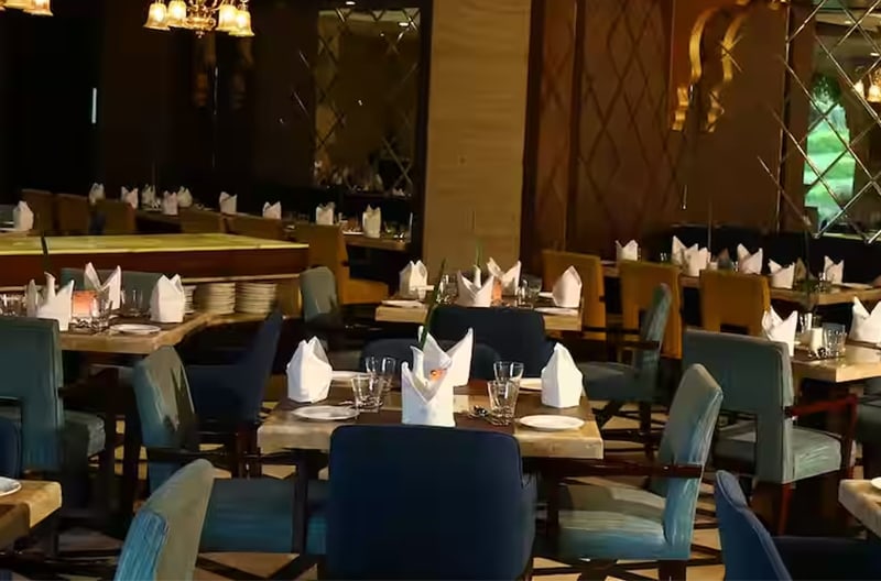 5+ restaurants and bars onsite