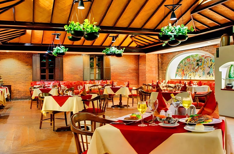 7 in-house restaurants and bars