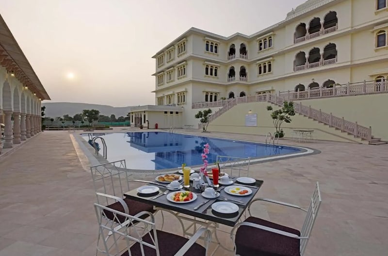 Private poolside dinners under stars
