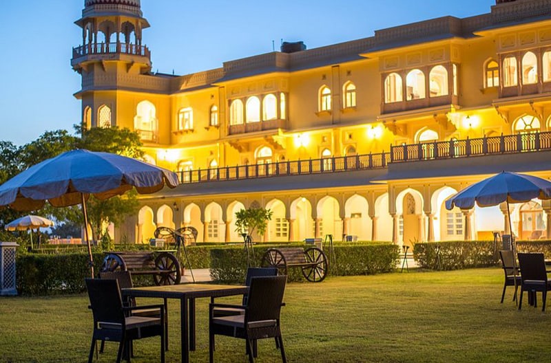 Turret-top intimate dining under stars
